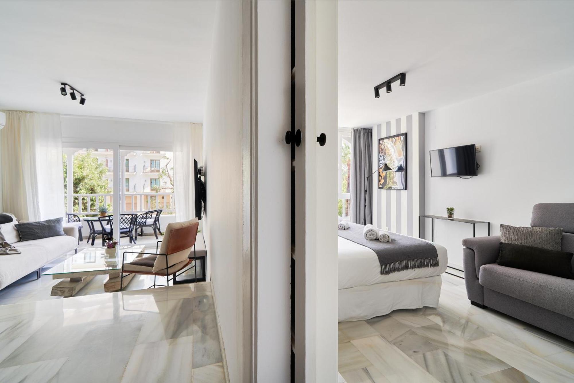 Banus - Banus, Modern, Bright And Balcony