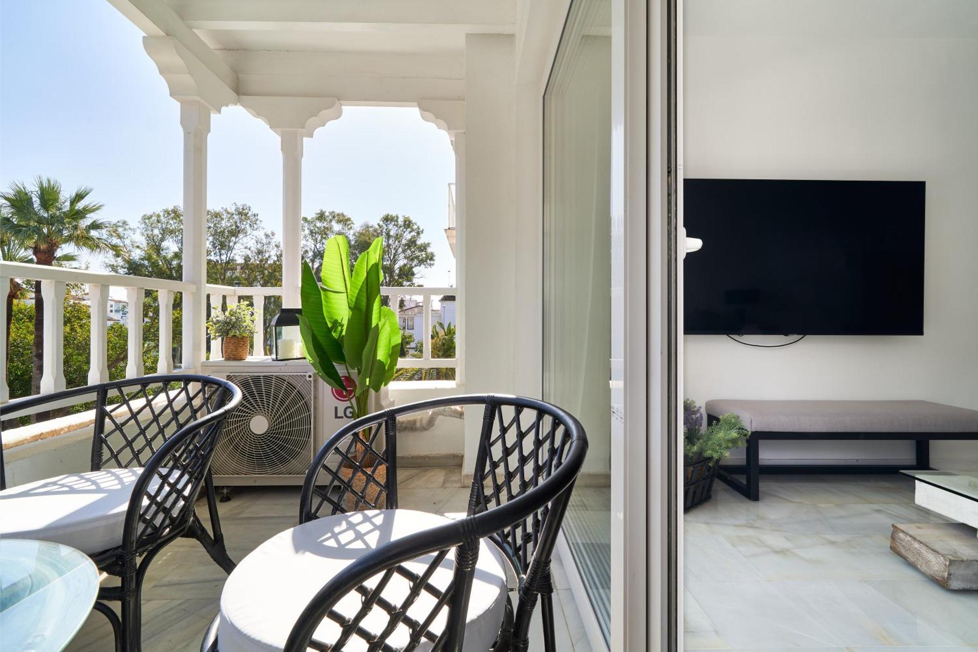 Banus - Banus, Modern, Bright And Balcony