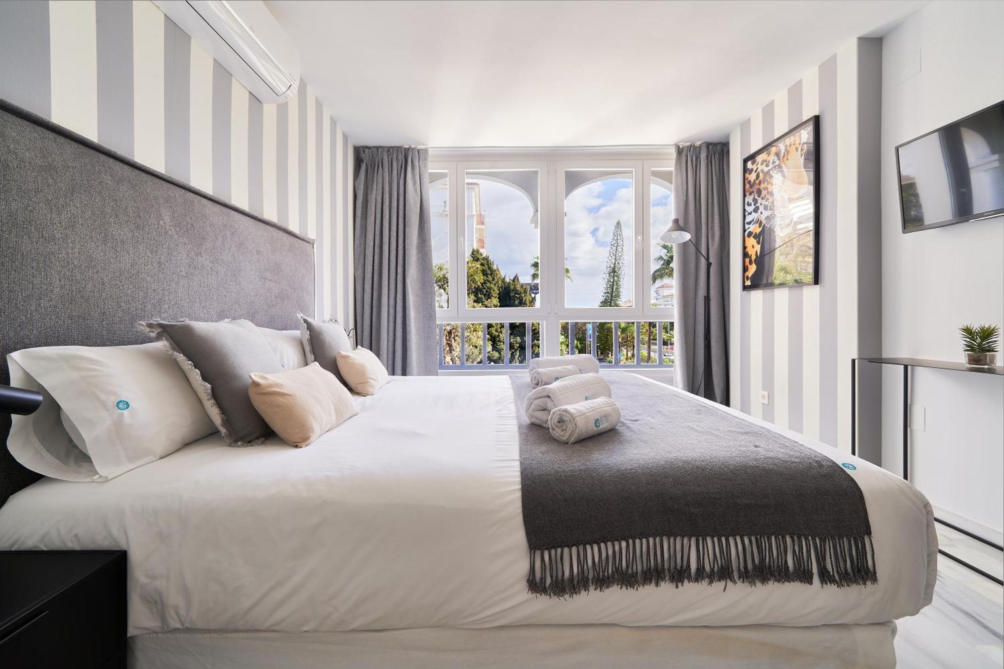 Banus - Banus, Modern, Bright And Balcony Apartment