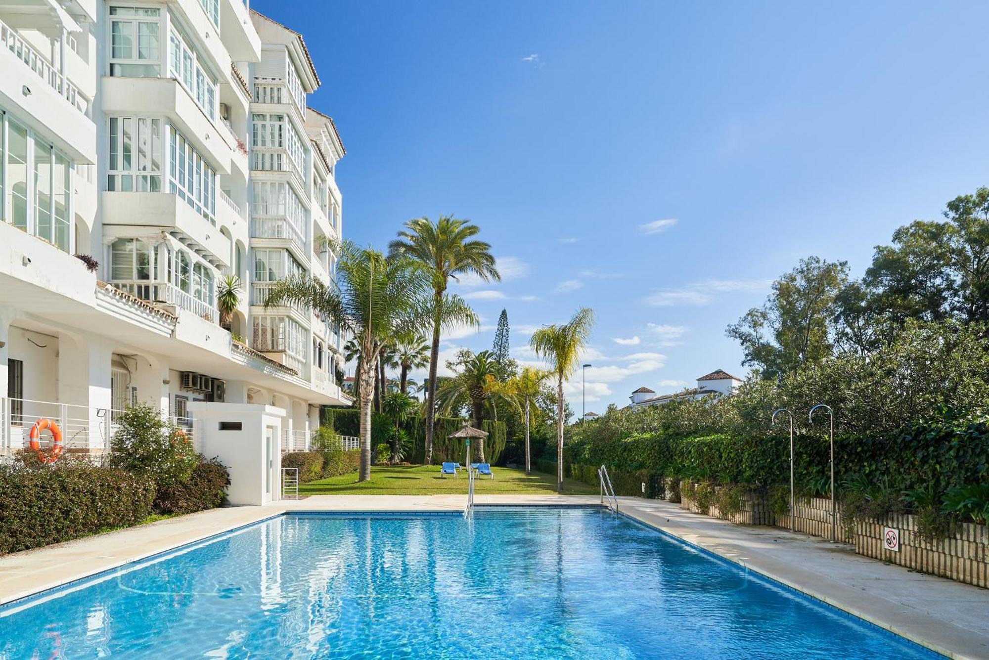Banus - Banus, Modern, Bright And Balcony *